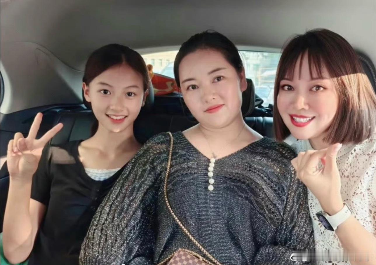 七七和她妈妈越来越像了。