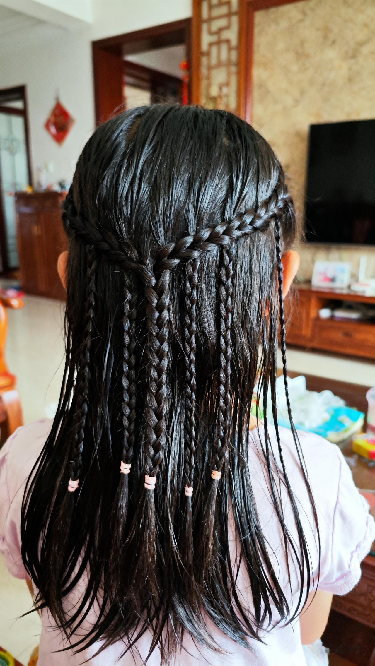 25年前不用烫头发的自然卷，就是这样做出来的。我记得25年前，我妈给我妹做自