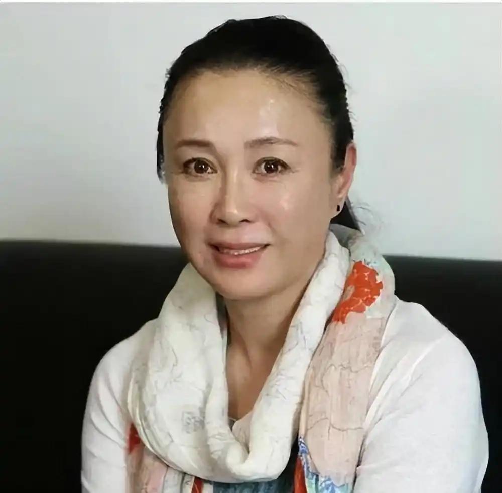 36岁离婚，52岁入狱，59岁独生子去世，如今62岁一个人孤苦伶仃，从云端跌入尘