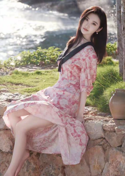 景甜粉色碎花裙写真太绝了，赤脚踩木台美成春日油画​​​