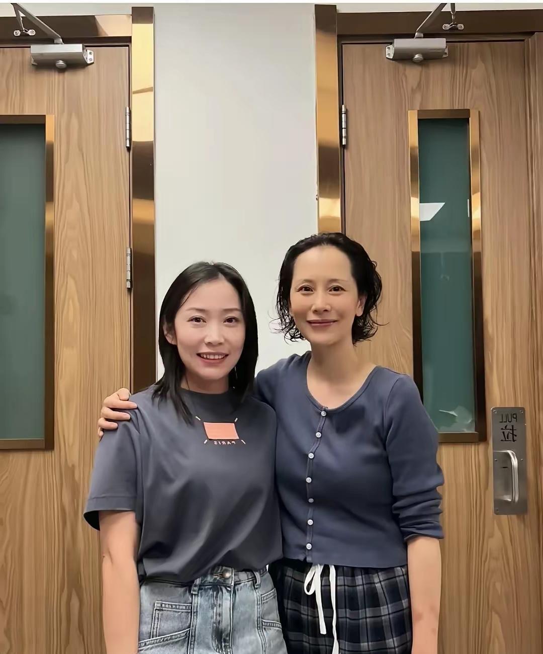 海清，今年才47岁，这面容怎么看上去不年轻了，发际线严重后移。2023年主演的电