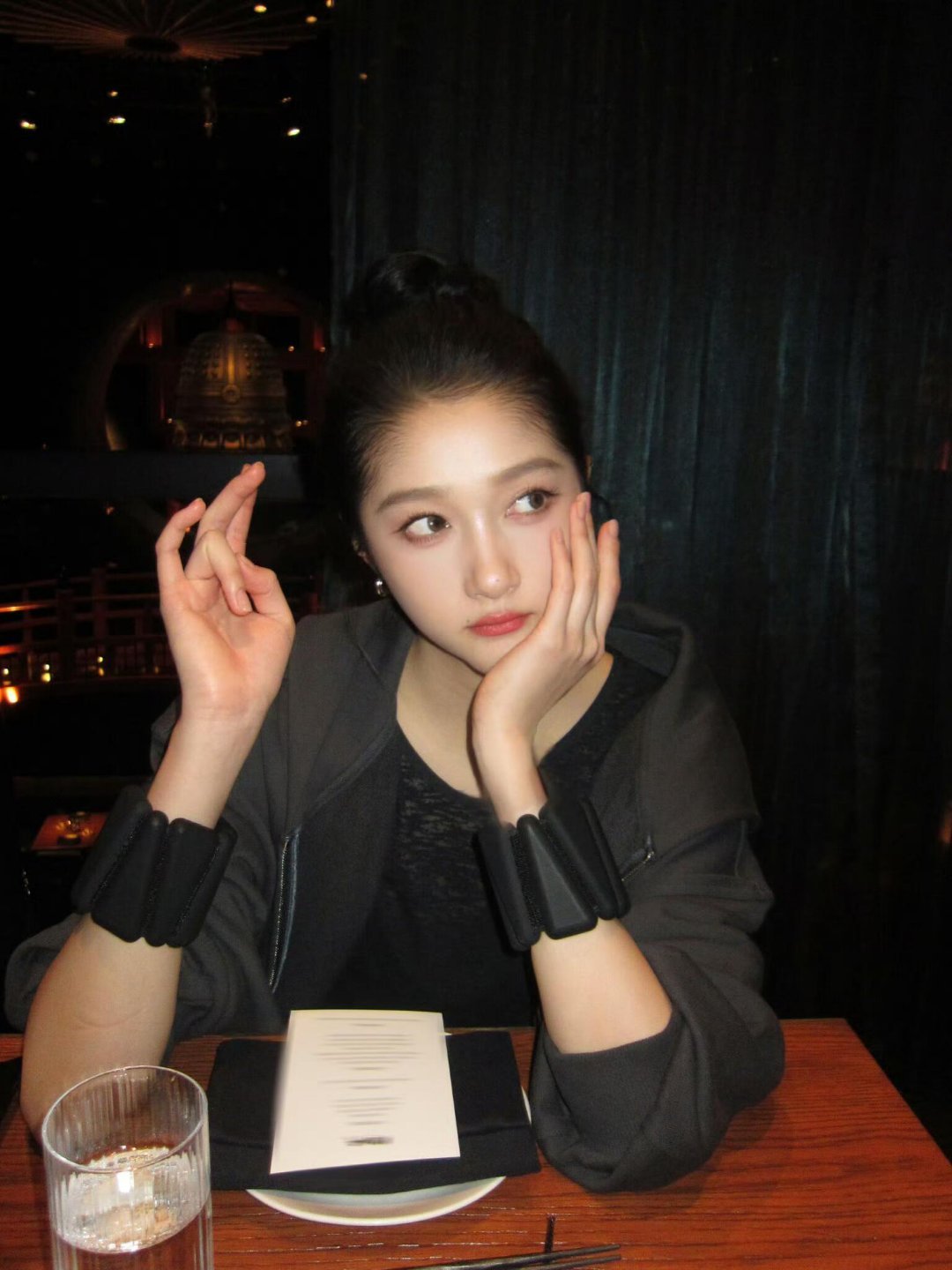 关晓彤是手太大还是脸太小原来关晓彤的手这么大啊哈哈哈哈最新状态真的好到爆！事实