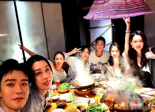 简直不敢相信这是57岁那英！近日，马思纯在个人社交账号发了几张图片，图片中一