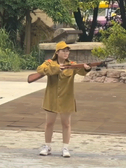 网友:这小短腿是不是临时从观众席找的？