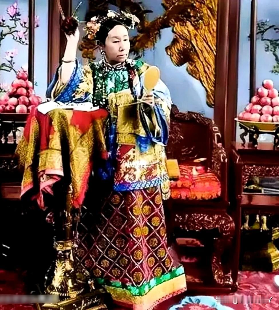这才是1898年63岁慈禧太后的真实模样，绝非演员所扮演的角色！彼时老佛爷在寝宫