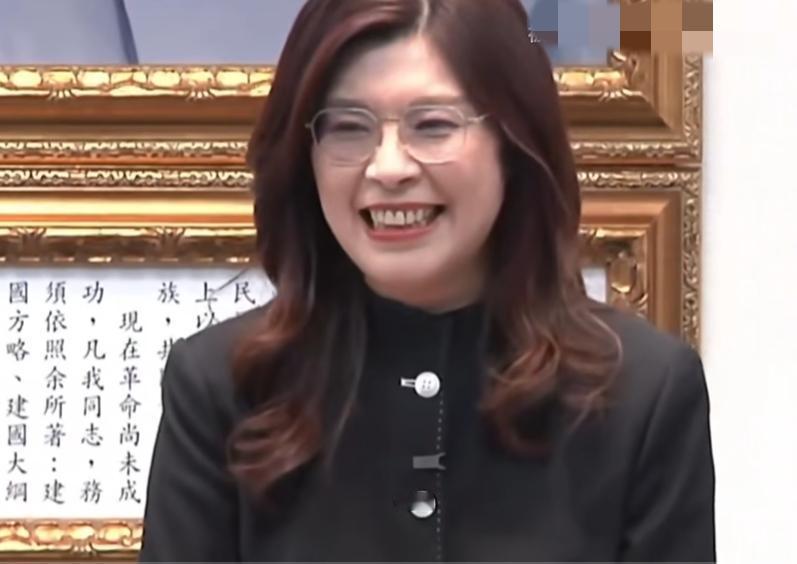 今天下午国民党主席郑丽文身穿正装，主持召开了回台湾后第一场中常会，她说大陆之行重