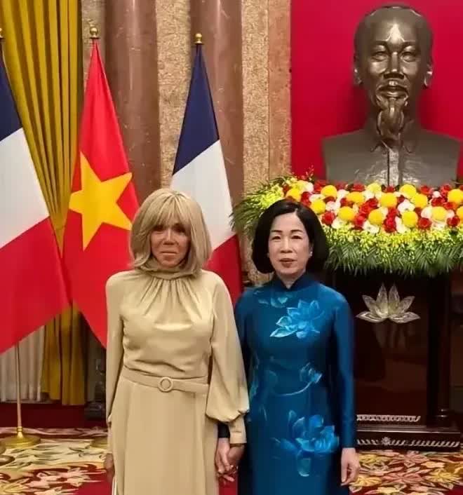 72岁的法国第一夫人布丽吉特·马克龙与越南第一夫人阮氏明月合影时，身材保持得很好