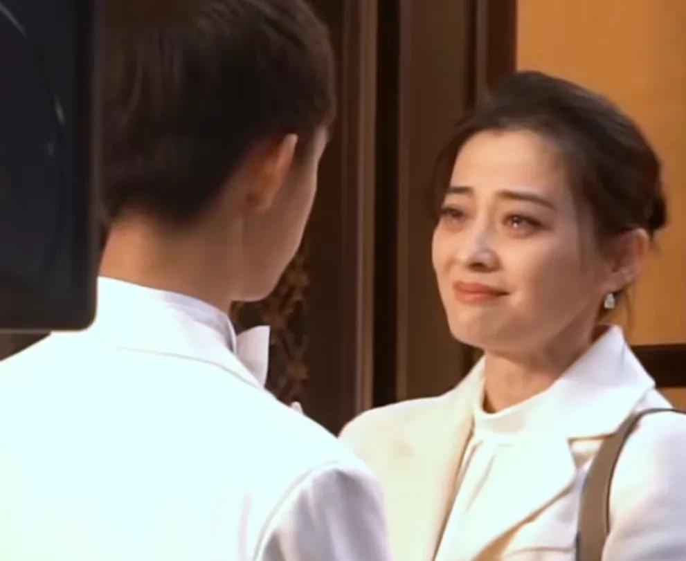 别再吹什么“一条过”了。真正厉害的演员，都敢在导演喊卡时自己加戏。《大江大河