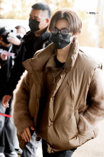 每次看侯明昊挥手，我都觉得自己心里有一阵暖流涌过，那种无声的温柔，带着少年气息，