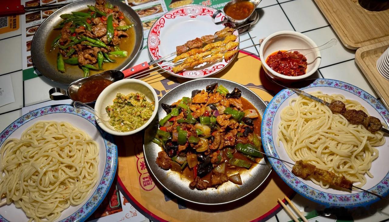 吃30年拌面发现！乌鲁木齐稀缺赛道，猪肉拌面为啥没人做在乌鲁木齐吃了几十年拌