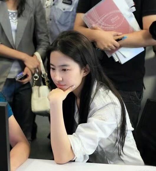 判断刘亦菲是不是素颜，只需要看她鼻尖那颗痣