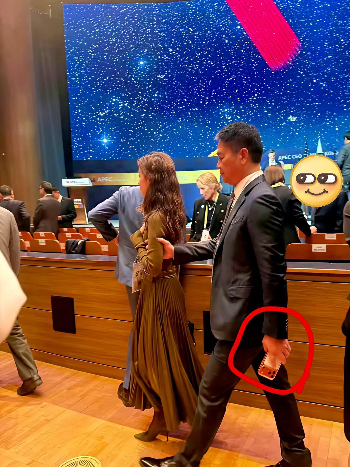 刘强东居然也用苹果手机!新苹果17出来后,收到了很多年轻人的追捧,尤其是这款橙色