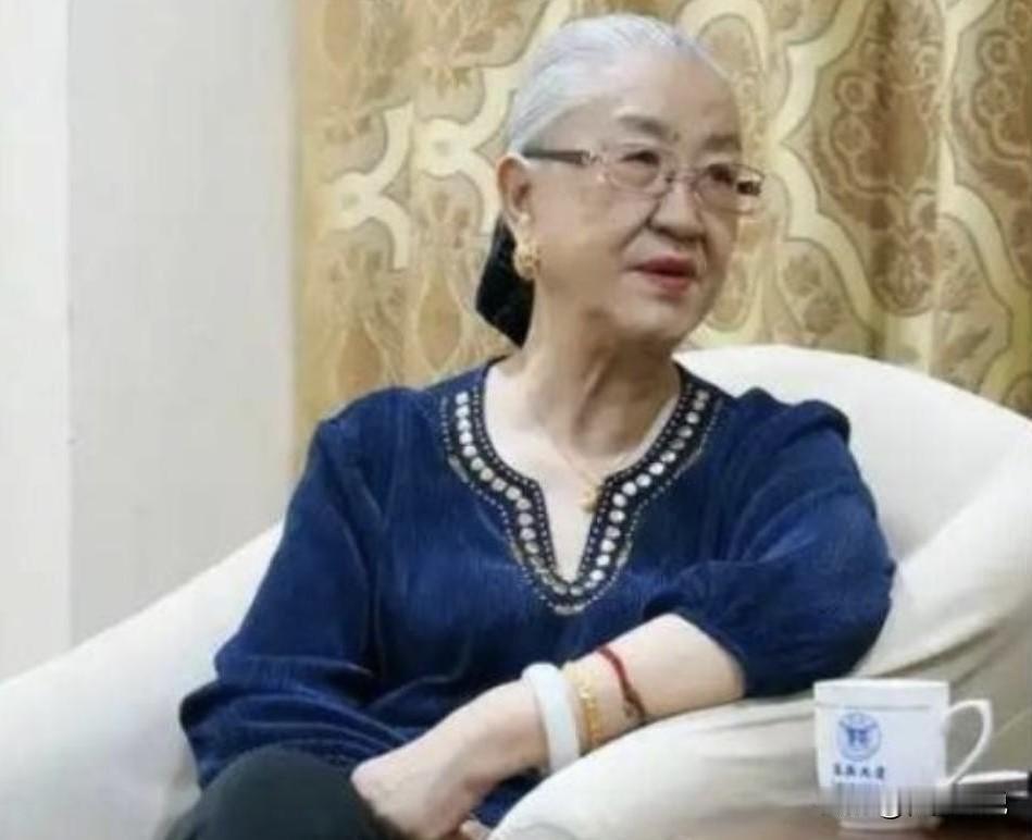 1986年，中央一条“高干子弟一律不准经商”，使得原国防部长耿飚的长女，一夜之间