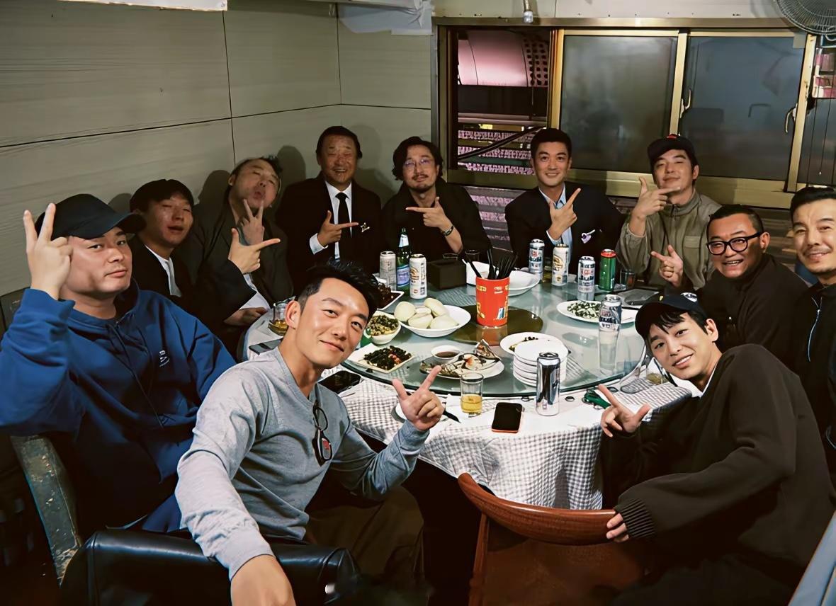 上戏80年校庆结束后！一众男演员聚餐，发现明星光环最耀眼的还是陈赫郑恺那一届，爱