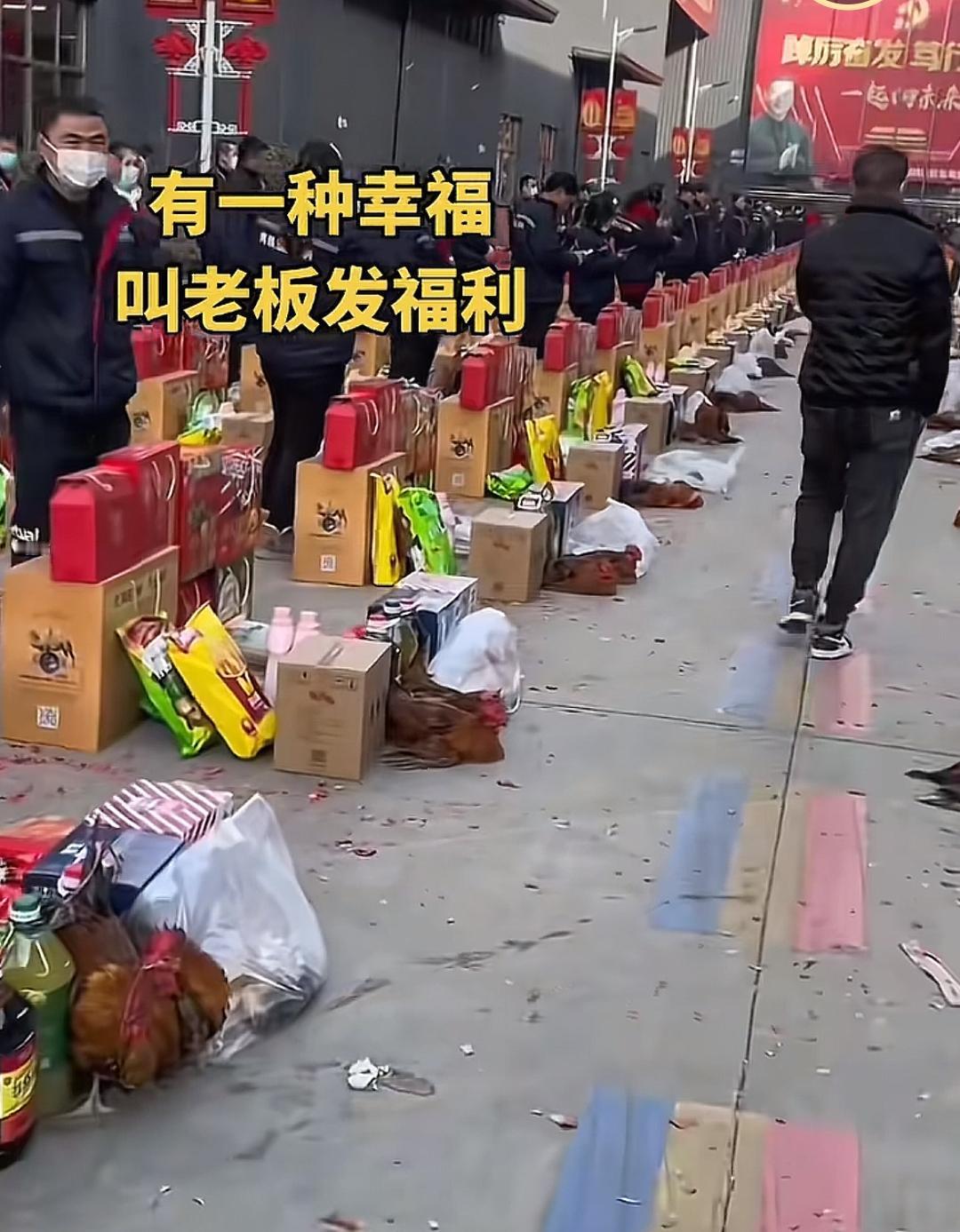 国庆中秋不一样的礼物快下班了，老板通知，下班了在公司广场发国庆中秋礼物，不要错