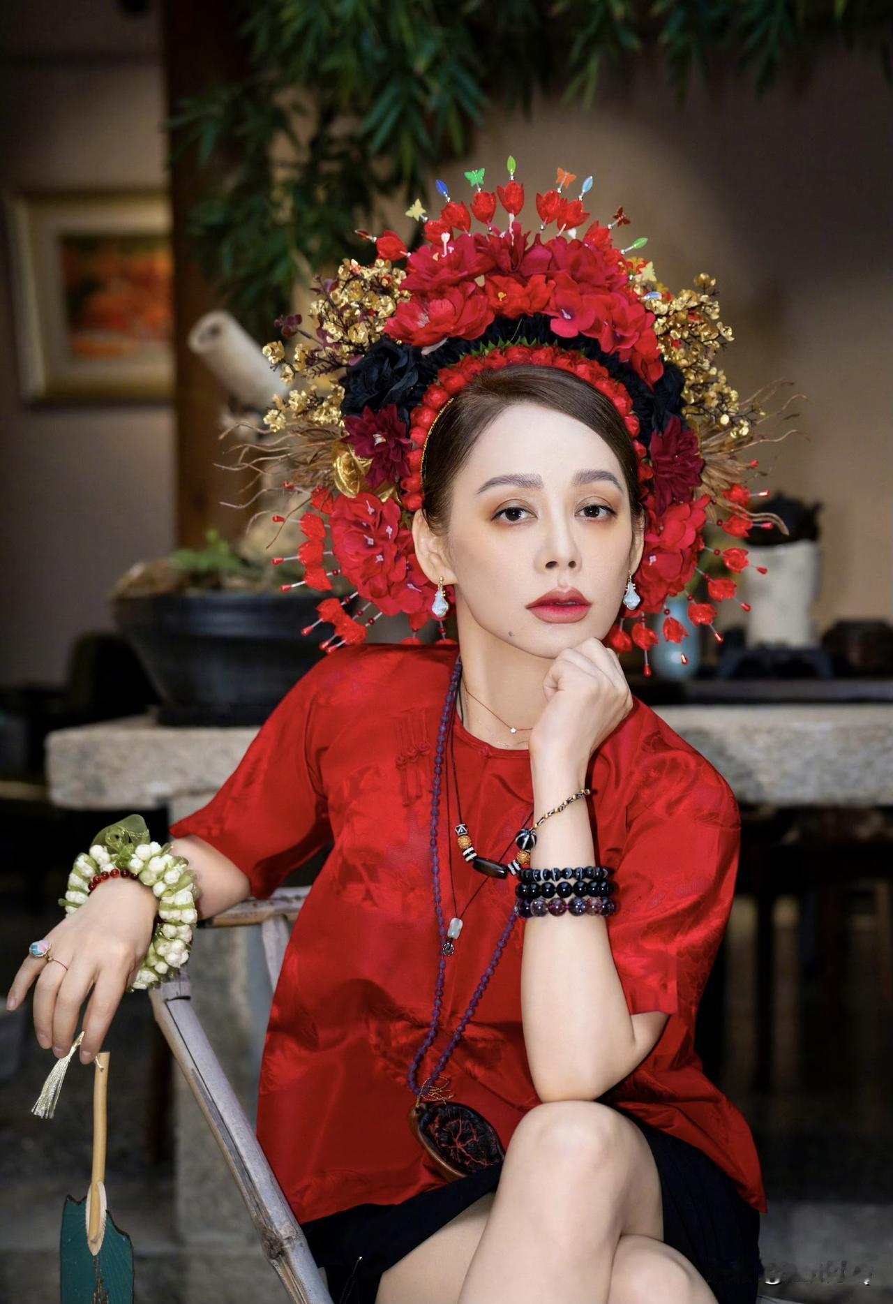宁静簪花造型，单看脸还挺适合民族风，但看她的身子骨头重脚轻，骨架竟然这么小。