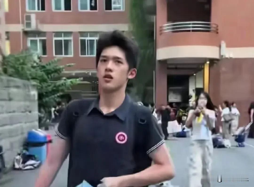 太惨了！官俊臣高考后扛两大麻袋被私生围追堵截！这届“最惨高考生”可能要提前出