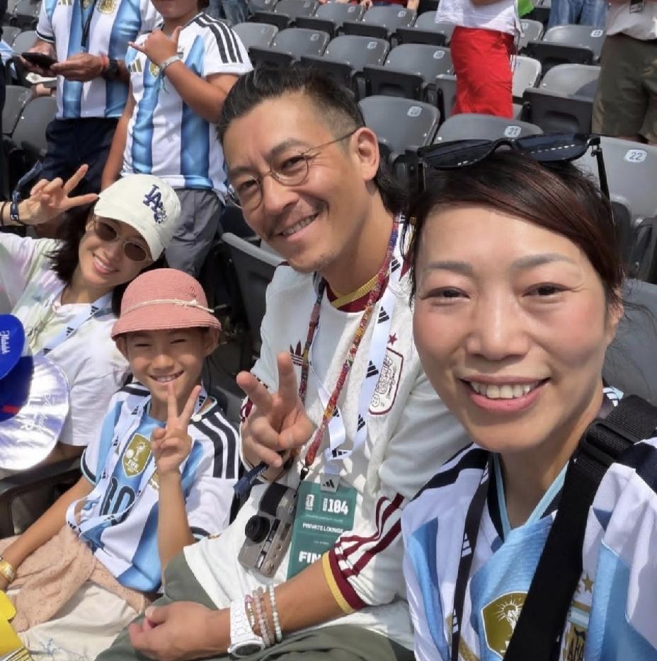 谁说陈冠希长得像赵本山7月20日中午，网友晒出世界杯赛场偶遇陈冠希的实拍图
