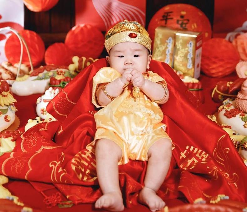 外孙满100天，丫头特意给我说了两遍，说:宝宝100天了呢！啥意思?想让我表示表