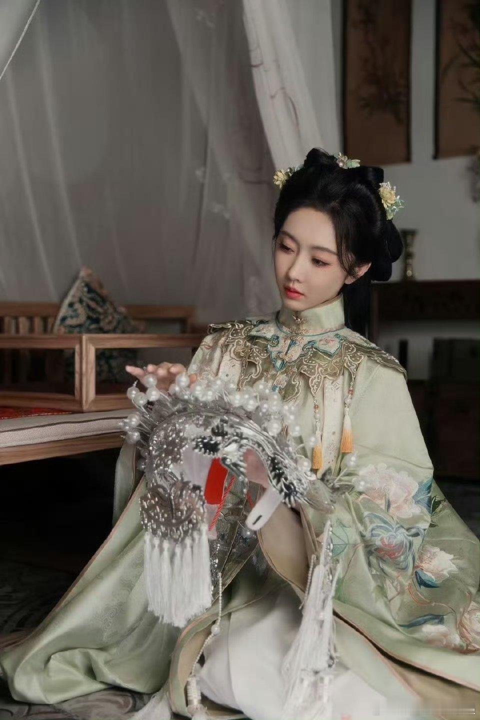 宣璐明制美人即视感她的气质和明制服饰完美契合，温婉中带着端庄，眼神里的柔情让画