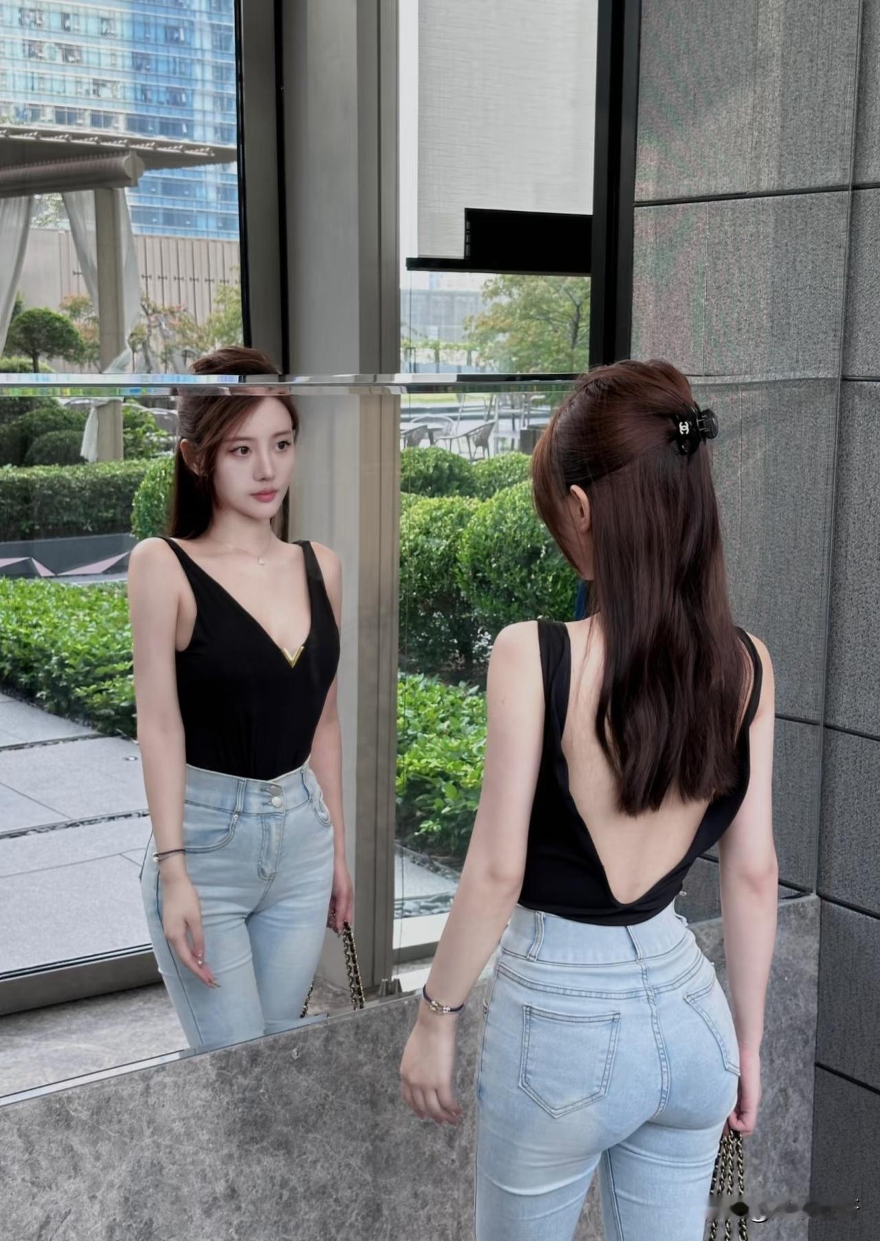 黑色深V小衫，搭配紧身牛仔裤