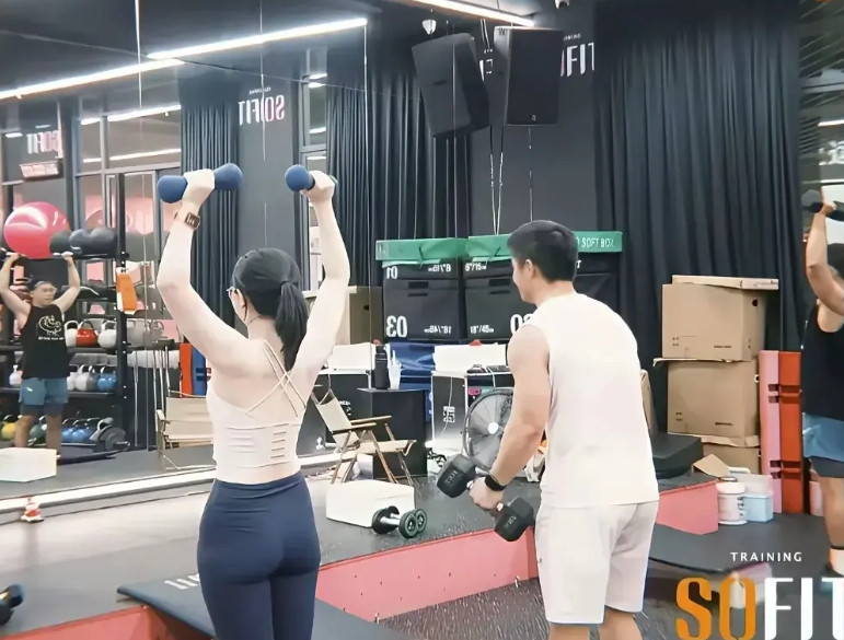 老公是银行领导，妻子是银行区域经理，两人青梅竹马，高中大学携手走过，又经历10年