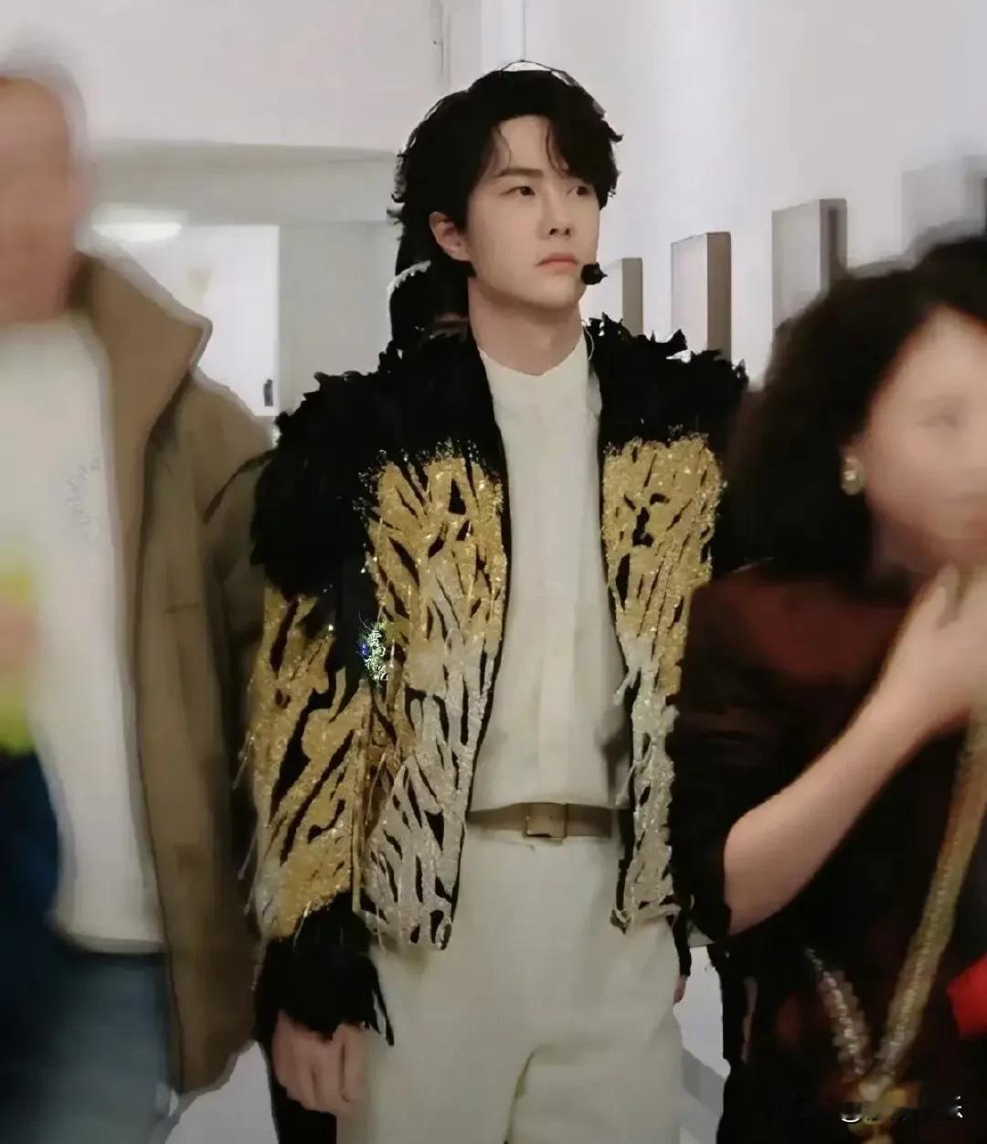 王一博春晚后台视频曝光，我看到了顶流最“珍贵”的一面这两天，王一博春晚后台的