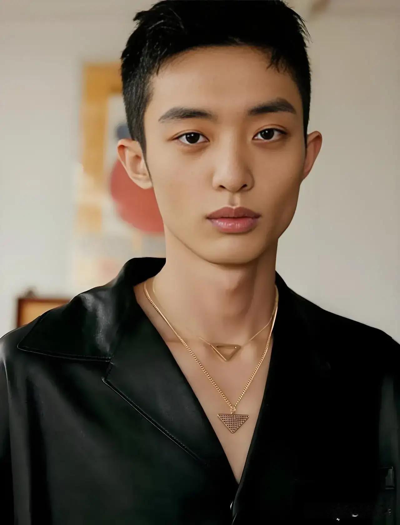 《红石榴餐厅》，白宇帆，新生代演员为数不多有男子汉气概的男演员。他演那个新疆支