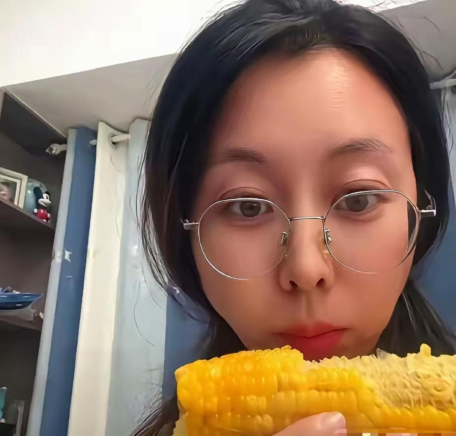 田静直播只剩一百多人看，不是直播不行，是人设崩了。以前靠“错换人生”上位，现在