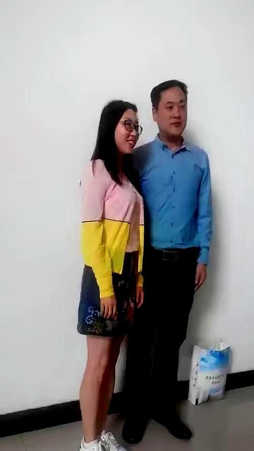一个在象牙塔里教书弄文，一个手握三家北京公司100%控股权，这俩看似完全不搭界的