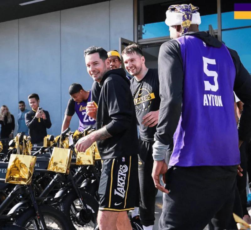 东契奇好大手笔，出手真阔绰，也真用心！还有几天，就圣诞节了。他贴心地给队友，