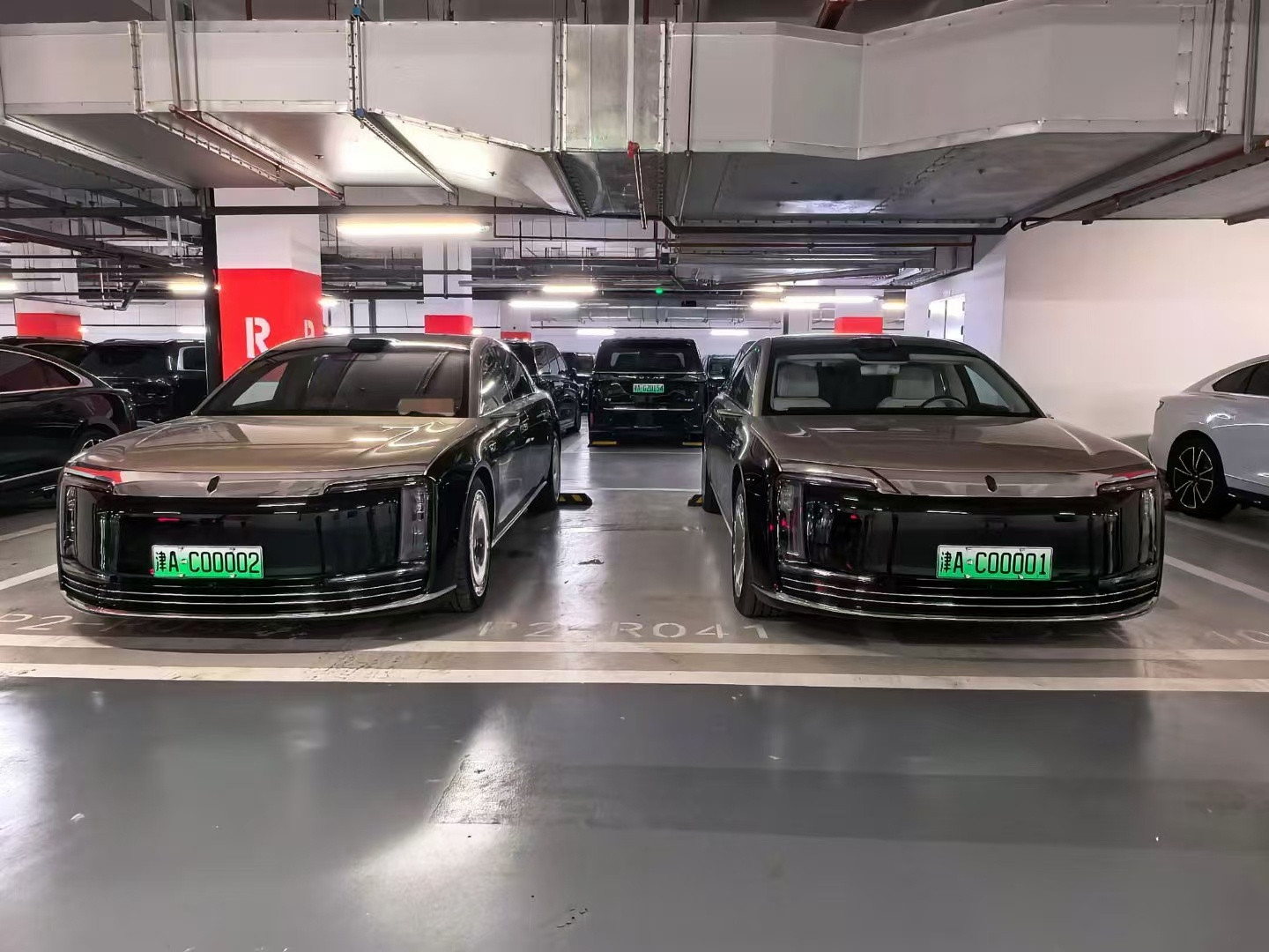 就问你，这两台尊界S800的车牌，流弊不流弊[滑稽笑]​​​