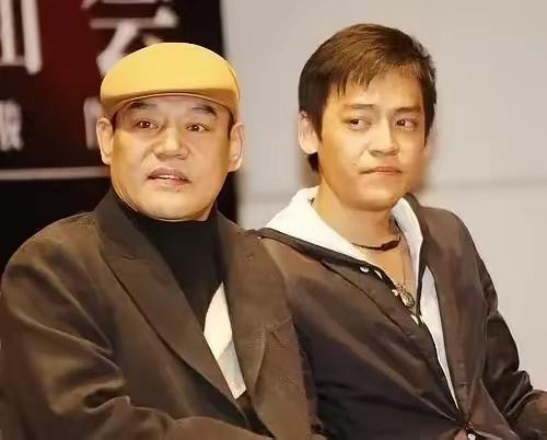 2002年，演员巍子把儿子王紫逸送到国外去留学，没想到儿子三天两头向巍子要钱，巍