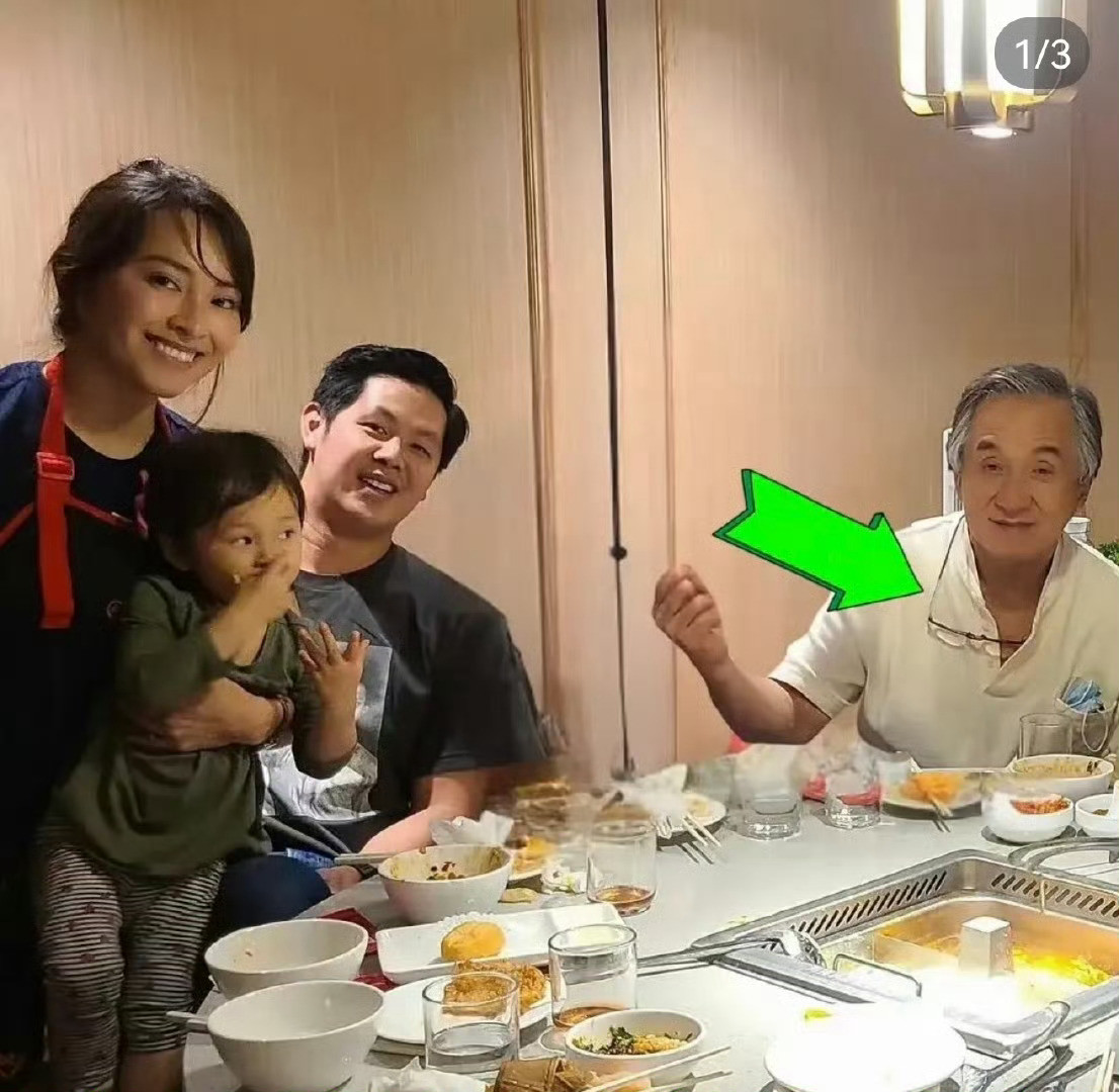 成龙大哥已经是成龙爷爷了