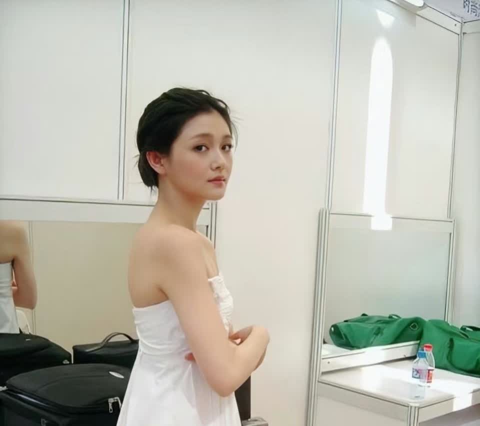 第一次见大s这张照片,真的是肤若凝脂，玥儿已经十多岁了，和妈妈年轻的时候很像，又