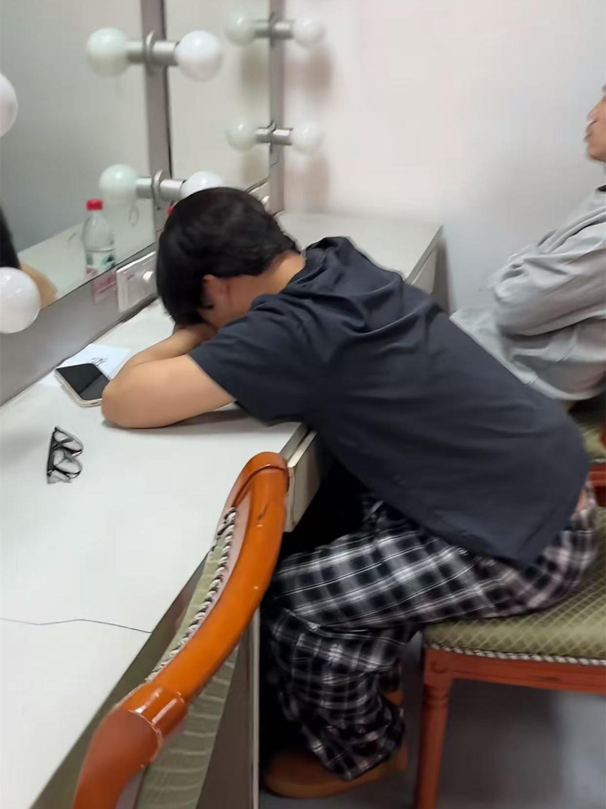 德云社九字科大师哥张九龄在后台嚎啕大哭，哭的那叫一个动情，那叫一个伤心。张九龄之