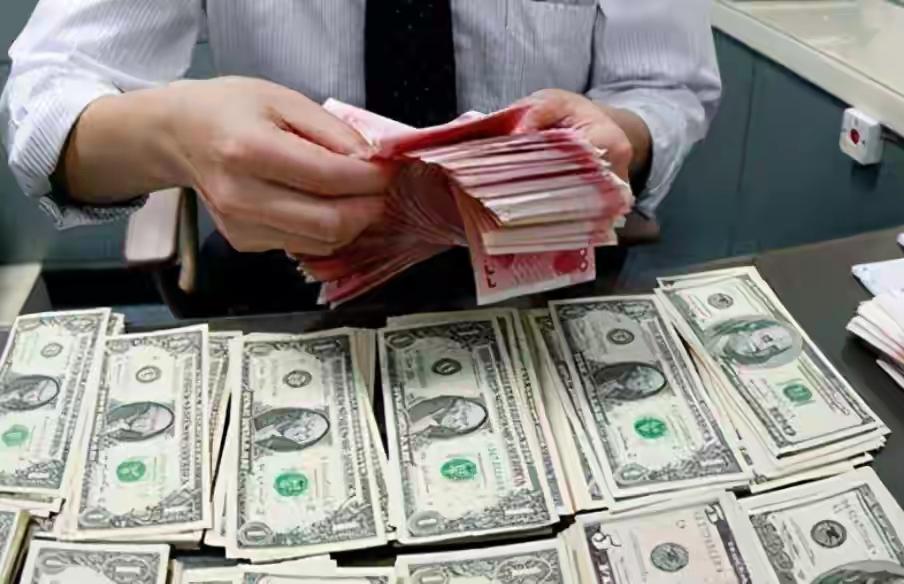 我们的贸易顺差，都已经超过1万亿美元了，为什么就业还那么困难，消费还在降级，尤其