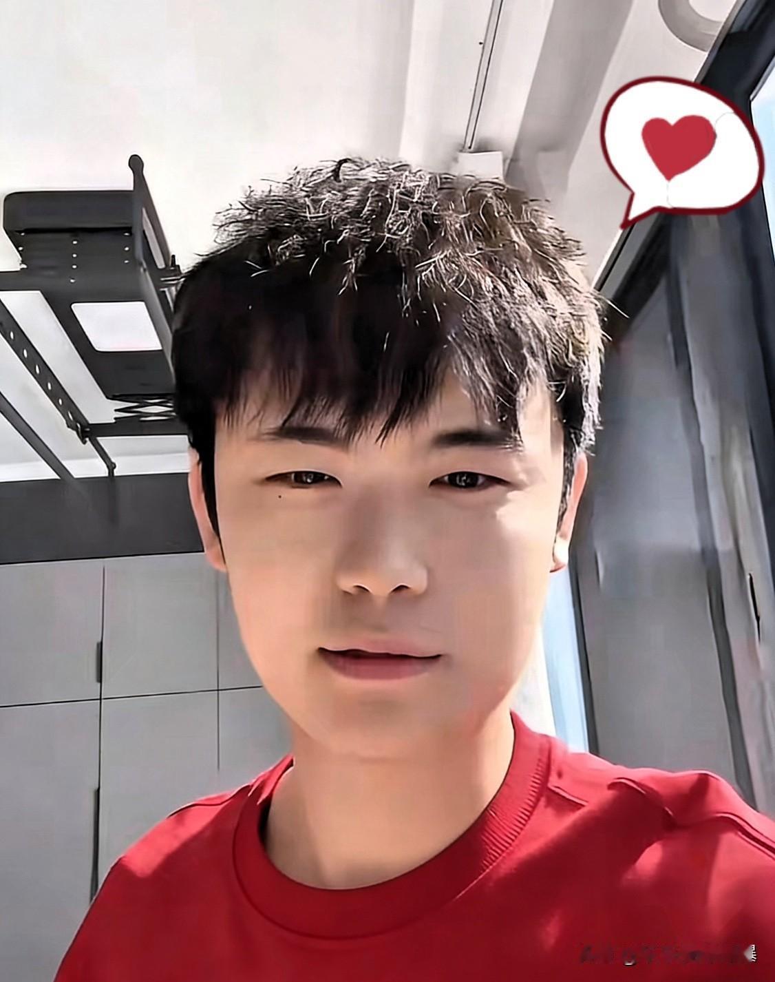 彭聪聪是认亲最快的一个，也是割断断舍离最狠的一个。他做的第一件事，是把养父母给