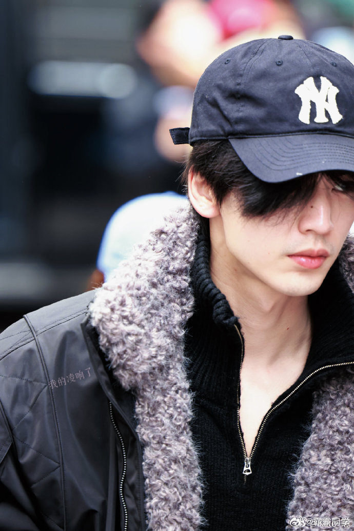 张凌赫素颜素颜也超有魅力，清爽又自然，颜值在线就算了，气质还特别好，素颜出镜都很