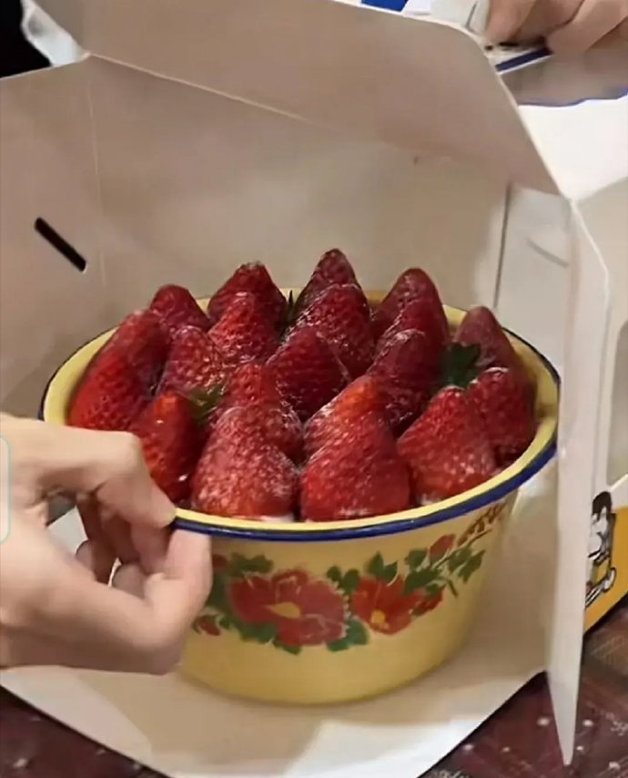 80后经常来用搪瓷盆放炼好的猪油膏，现在都拿来装草莓蛋糕！！