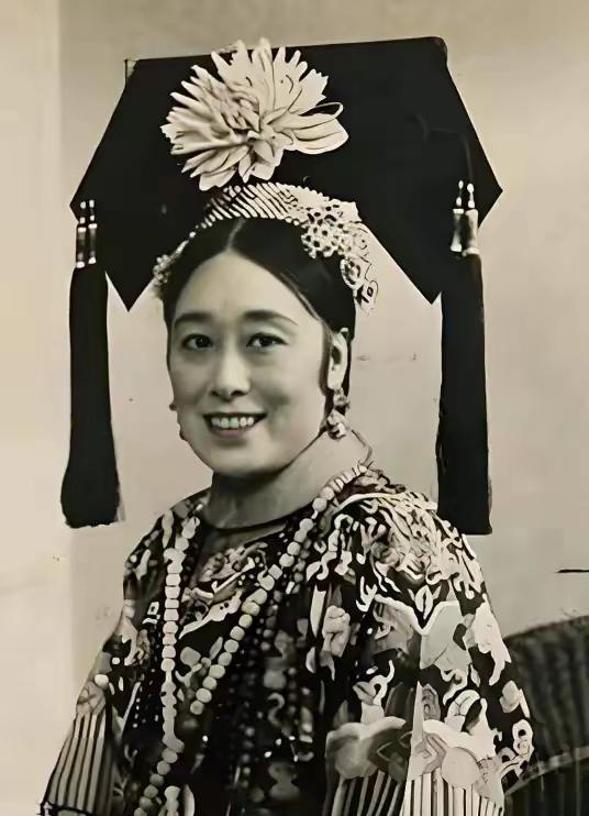 1904年，一个15岁的姑娘在颐和园里跳起了西班牙舞。台下坐着的，是大清帝国实际