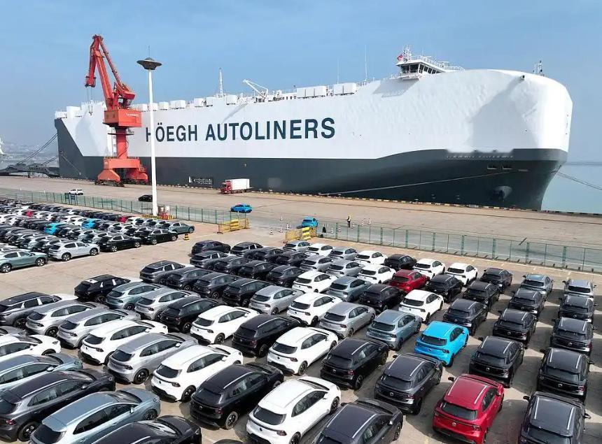 中国为什么玩命发展新能源车？说白了，环保只是门面，石油不过是幌子。中国砸钱押注新