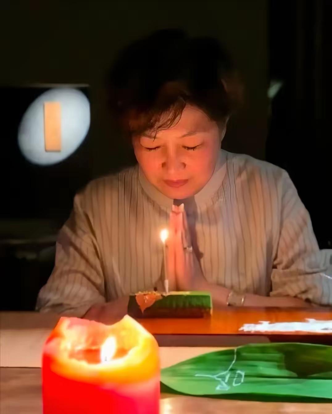 57岁哈文，突然发文！4月13日，好久没有消息的哈文，在社交平台晒出庆生照，配