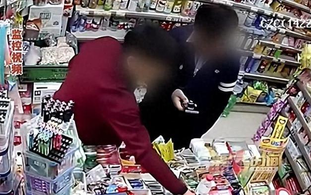 5月3日，成都一家不起眼的便利店里，上演了一出堪称“年度迷惑大戏”，监控里的画面