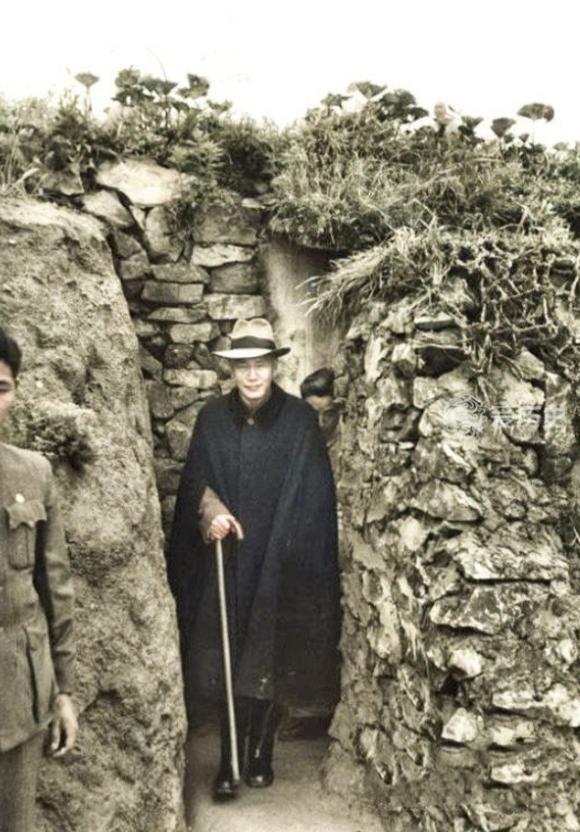 1954年，蒋中正最后一次回浙江时，留下的一张罕见老照片，当时的他从台湾乘坐军舰