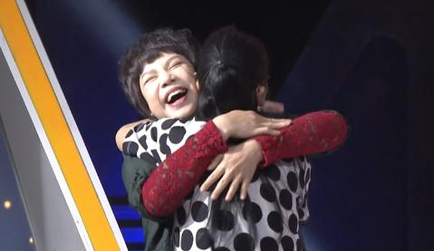 2003年一天，45岁的保姆正打扫卫生，突然在沙发夹缝中看见了一个闪光的东西，拿