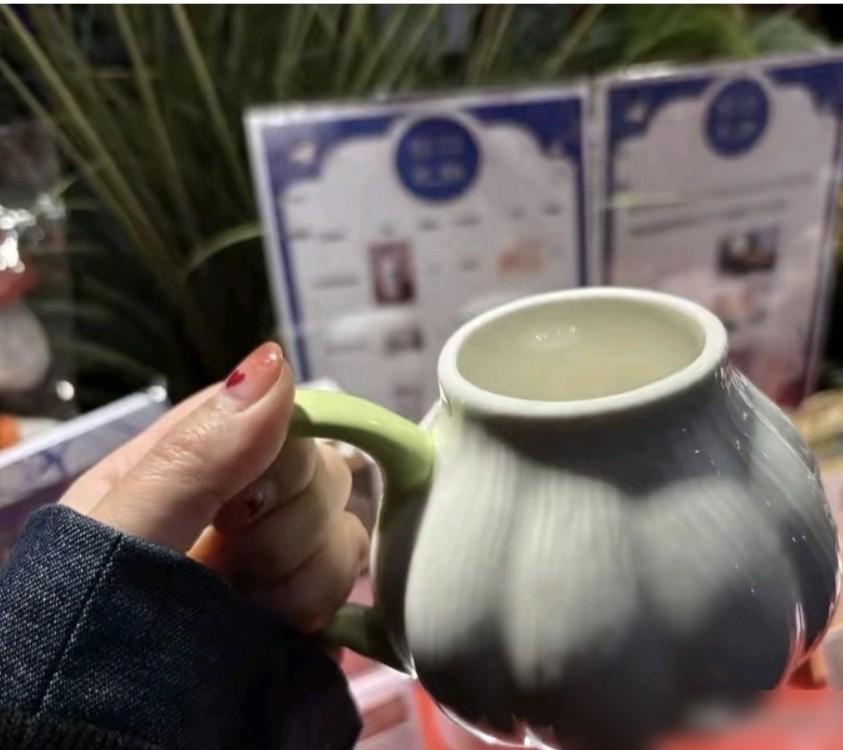 别猜了，郭德纲这杯“大蒜咖啡”，压根没想卖给你。上海德云社开业，4分钟抢光9