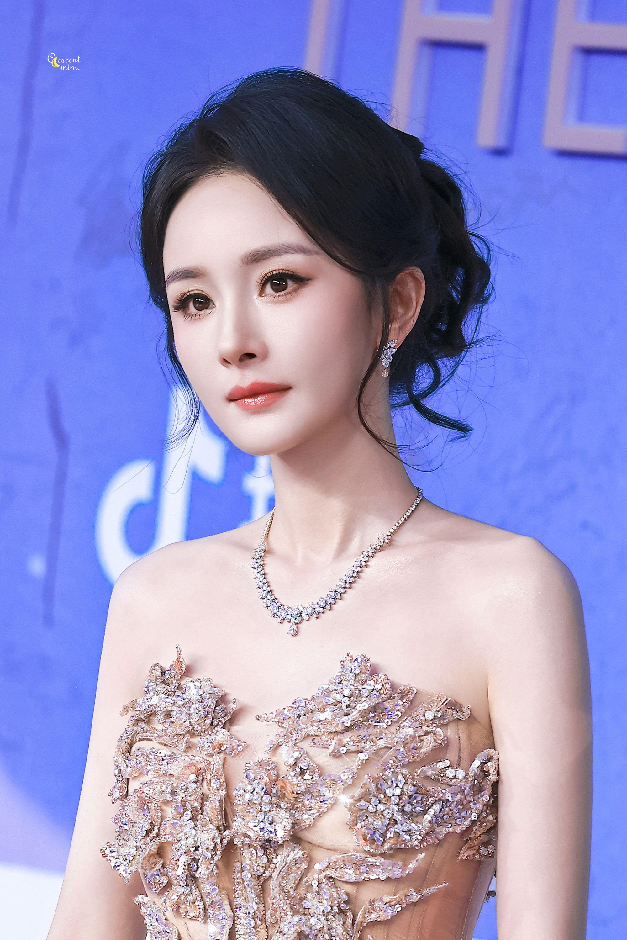 杨幂🐝杨幂生图即神图🐝杨幂五穿祖海高定🐝杨幂王骁百花奖后台热聊愿化