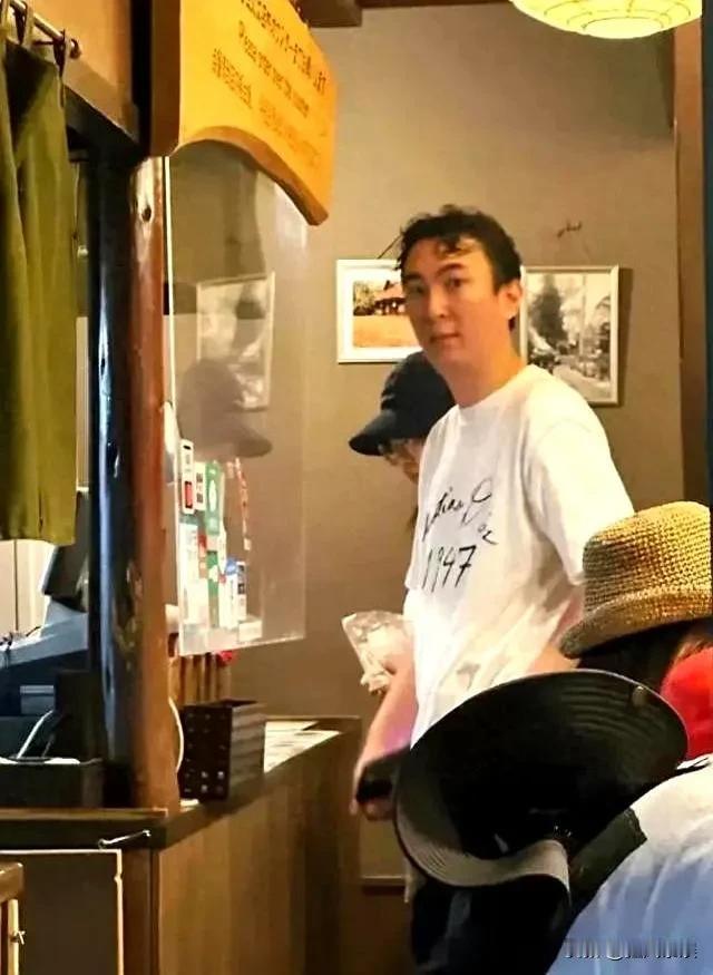 王思聪，震惊！近日，王思聪在日本剪了个头发花了5万元，说是请了个日本沙龙首席