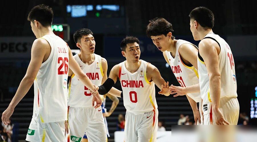 中国男篮小组赛3胜3负，勉强出线。下一场，客场打卡塔尔。卡塔尔男篮世界排名
